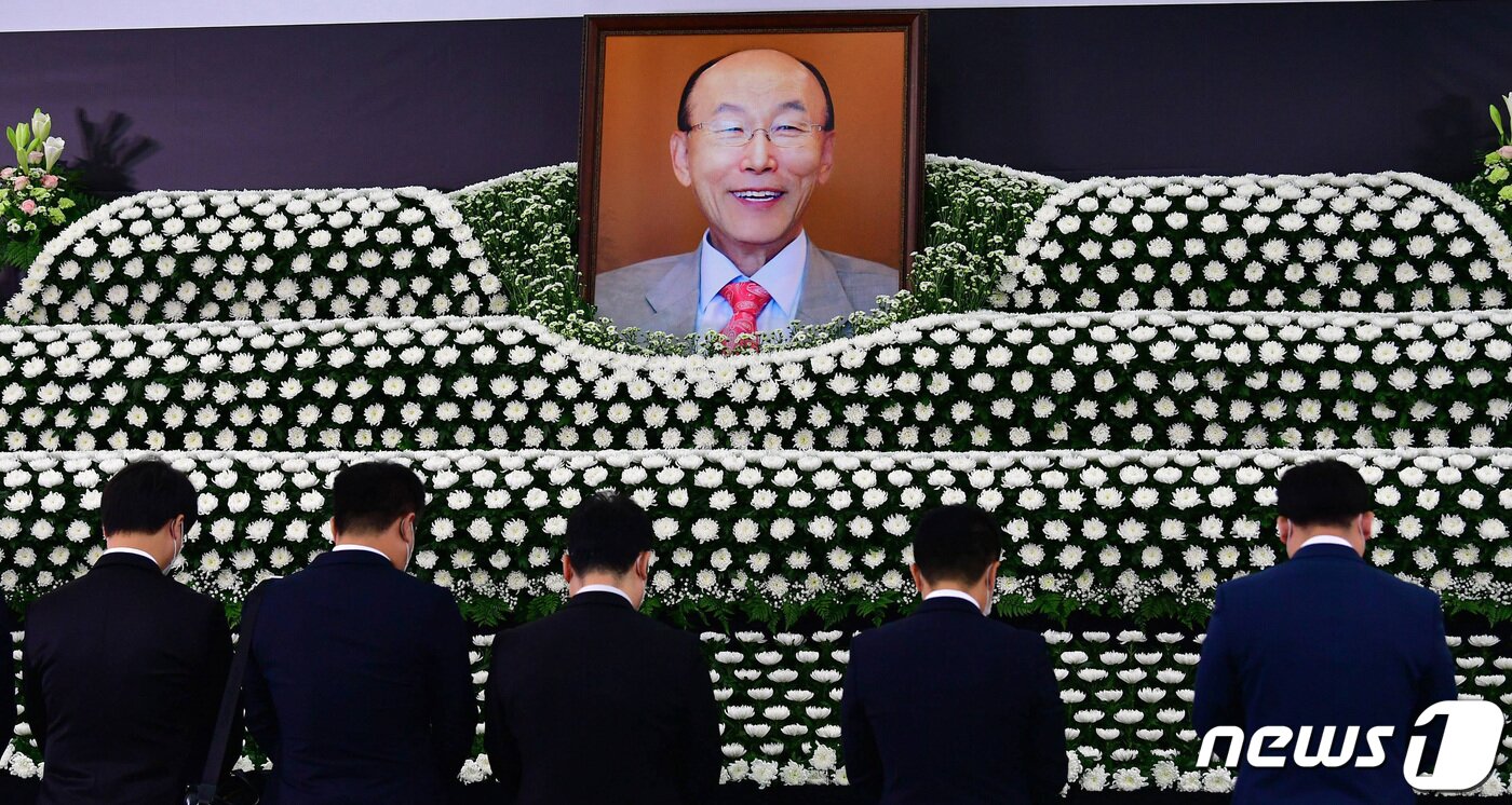 본문 이미지 - 조문객들이 15일 서울 여의도순복음교회 대성전 1층 베다니홀에 마련된 고 조용기 원로목사의 빈소에서 조문하고 있다.