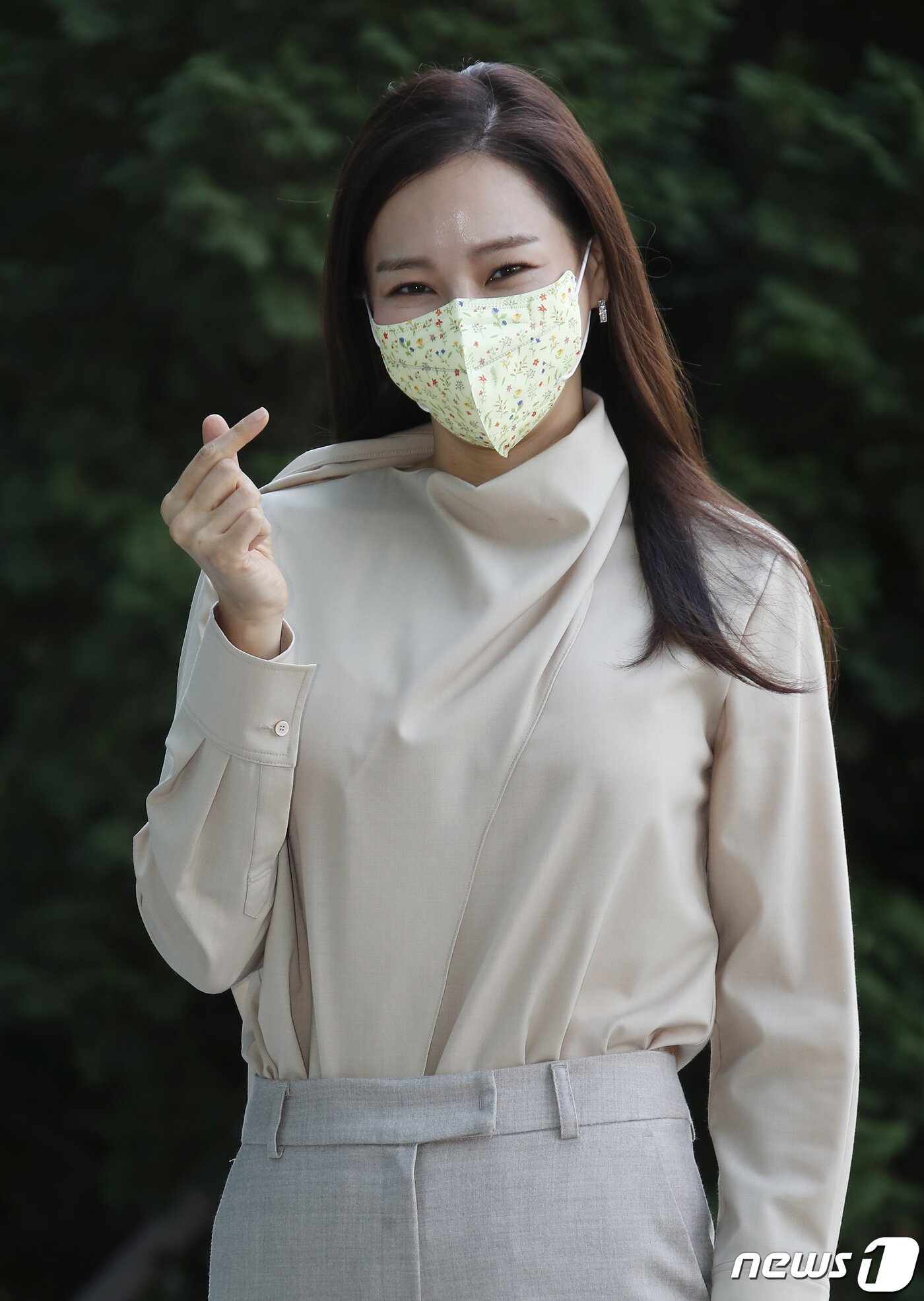 본문 이미지 - 배우 이하늬가 15일 서울 양천구 목동 sbs에서 열린 드라마 '원더우먼' 제작발표회에 참석해  하트를 그리고 있다. ⓒ News1 권현진 기자