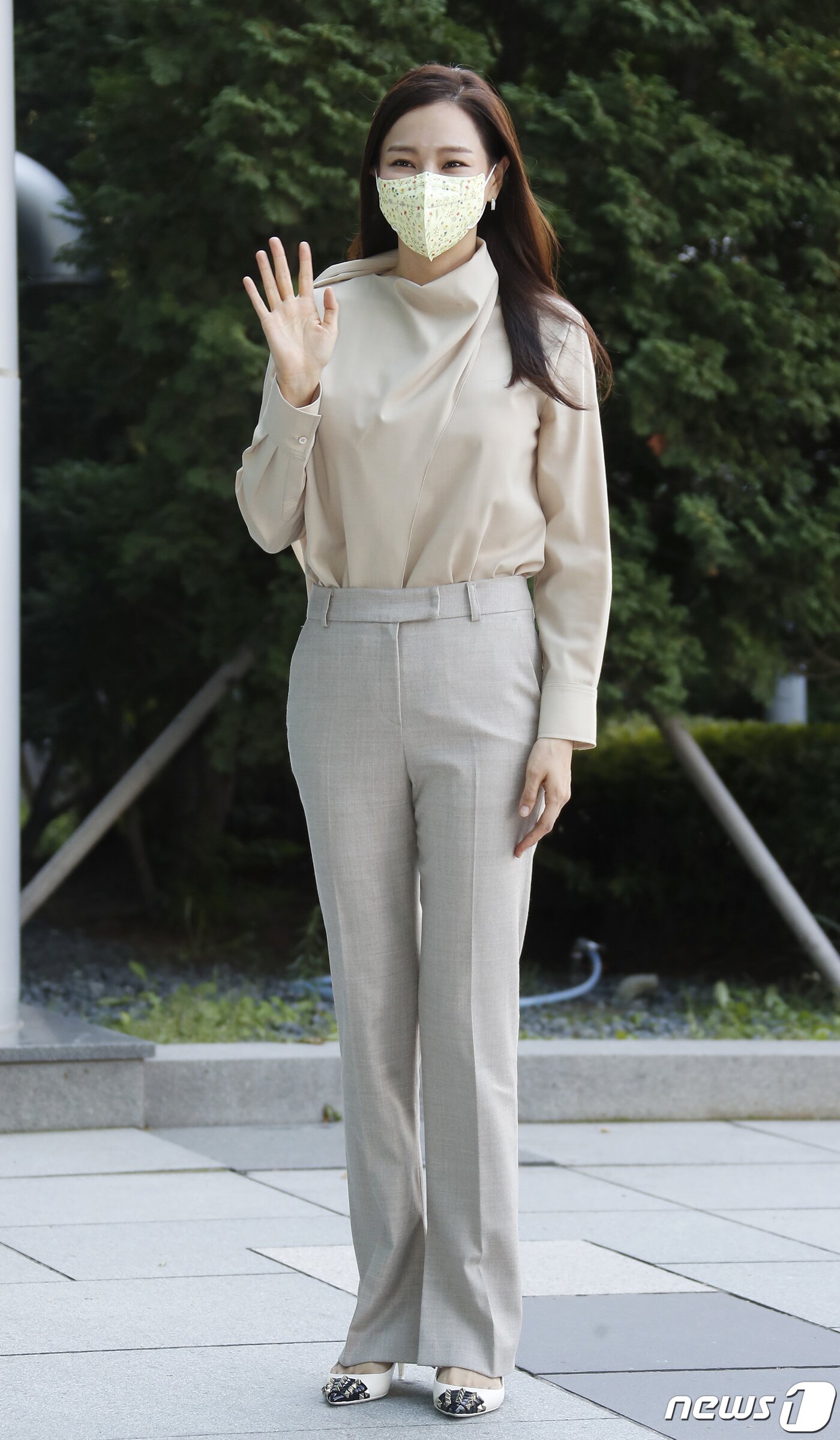 본문 이미지 - 배우 이하늬가 15일 오후 서울 양천구 목동 sbs에서 열린 드라마 '원더우먼' 제작발표회에 참석해 우아한 손인사를 하고 있다. ⓒ News1 권현진 기자