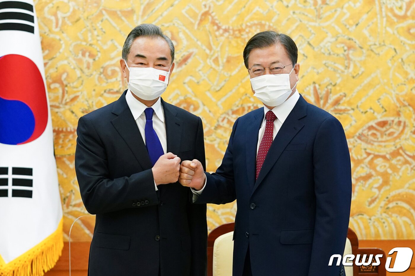 본문 이미지 - 문재인 대통령이 15일 청와대 본관 접견실에서 왕이 중국 국무위원 겸 외교부장과 접견, 기념촬영을 하고 있다. 2021.9.15/뉴스1 ⓒ News1 유승관 기자