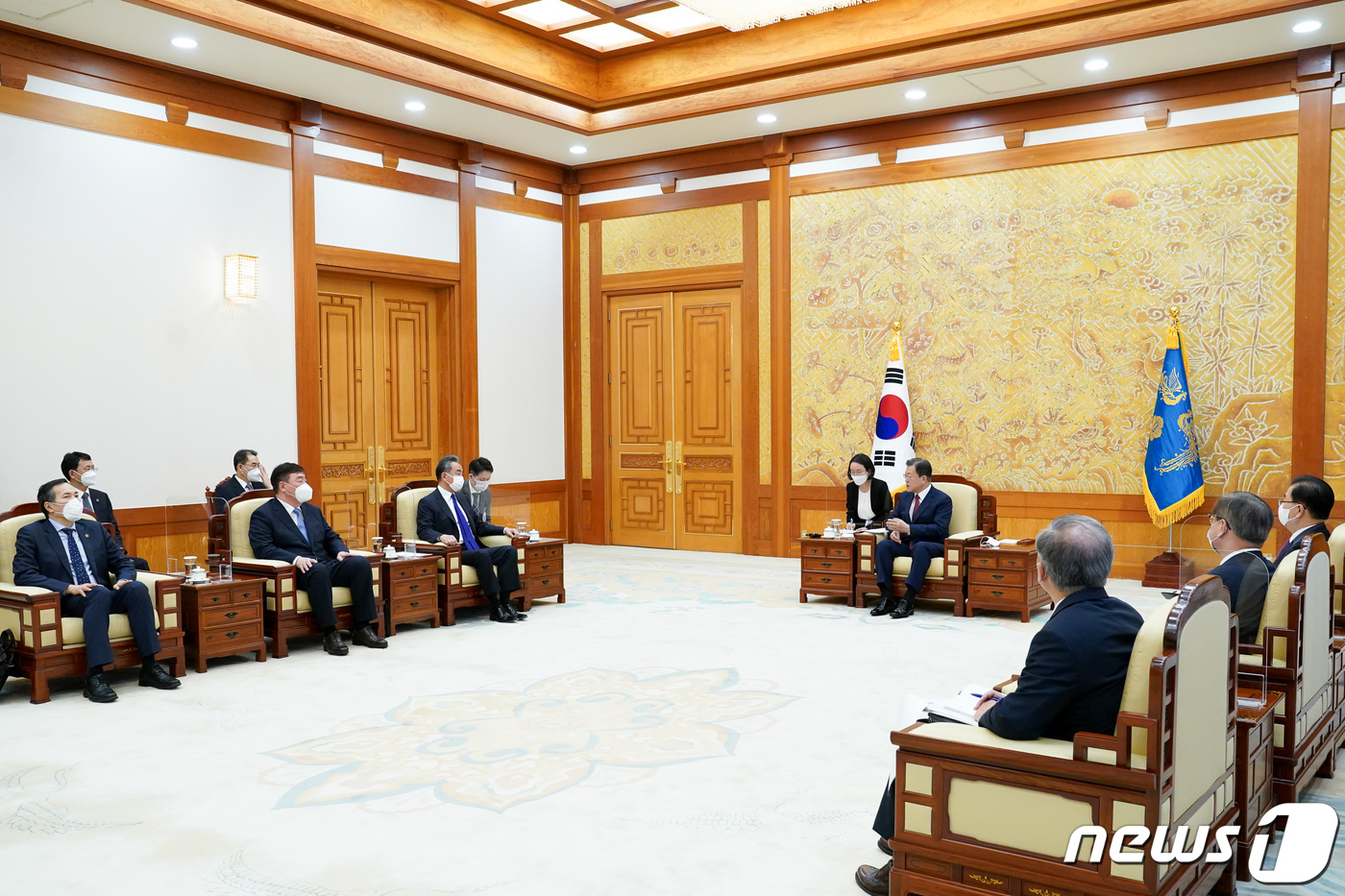 (서울=뉴스1) 유승관 기자 = 문재인 대통령이 15일 청와대 본관 접견실에서 왕이 중국 국무위원 겸 외교부장을 접견하고 있다. 2021.9.15/뉴스1