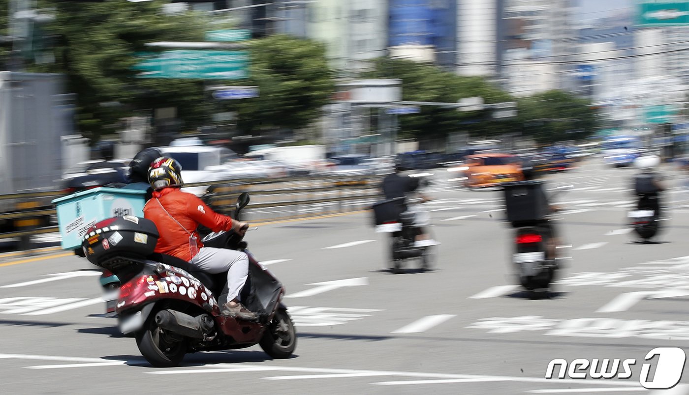 본문 이미지 - 서울 시내의 한 거리에서 라이더들이 배달업무를 하고 있다. ⓒ News1 이승배 기자