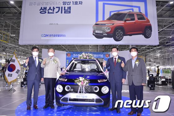 이용섭 광주시장이 15일 오전 광산구 빛그린산단 광주글로벌모터스 조립공장에서 열린 '광주글로벌모터스 캐스퍼 양산 1호차 생산' 기념행사에 참석해 김용집 광주시의회 의장, 박광태 GGM 대표이사, 공영운 현대차 사장 등 내빈들과 기념촬영을 하고 있다.(광주시 제공) 박준배 기자