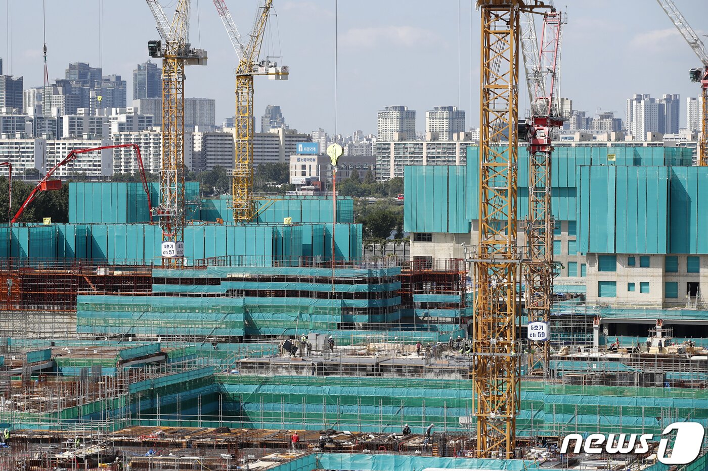 본문 이미지 - 사진은 15일 오후 서울의 한 아파트 공사현장.(사진은 기사와 관계없음) 2021.9.15/뉴스1 ⓒ News1 이승배 기자