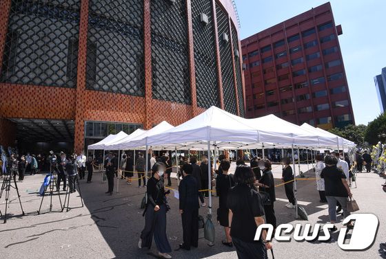 15일 서울 여의도순복음교회 대성전 1층 베다니홀에 마련된 고 조용기 원로목사의 빈소 앞에 조문객들의 행렬이 이어지고 있다. 