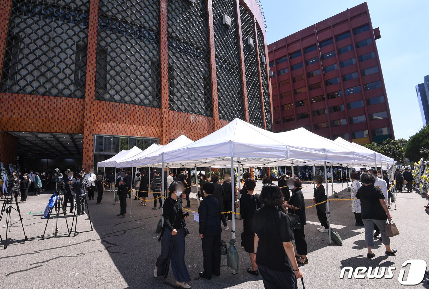 본문 이미지 - 15일 서울 여의도순복음교회 대성전 1층 베다니홀에 마련된 고 조용기 원로목사의 빈소 앞에 조문객들의 행렬이 이어지고 있다. 