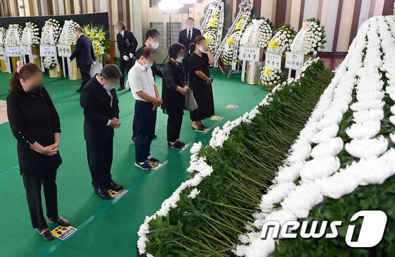 조문객들이 15일 서울 여의도순복음교회 대성전 1층 베다니홀에 마련된 고 조용기 원로목사의 빈소에서 조문하고 있다.