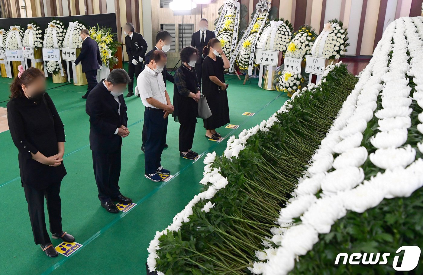 본문 이미지 - 조문객들이 15일 서울 여의도순복음교회 대성전 1층 베다니홀에 마련된 고 조용기 원로목사의 빈소에서 조문하고 있다.