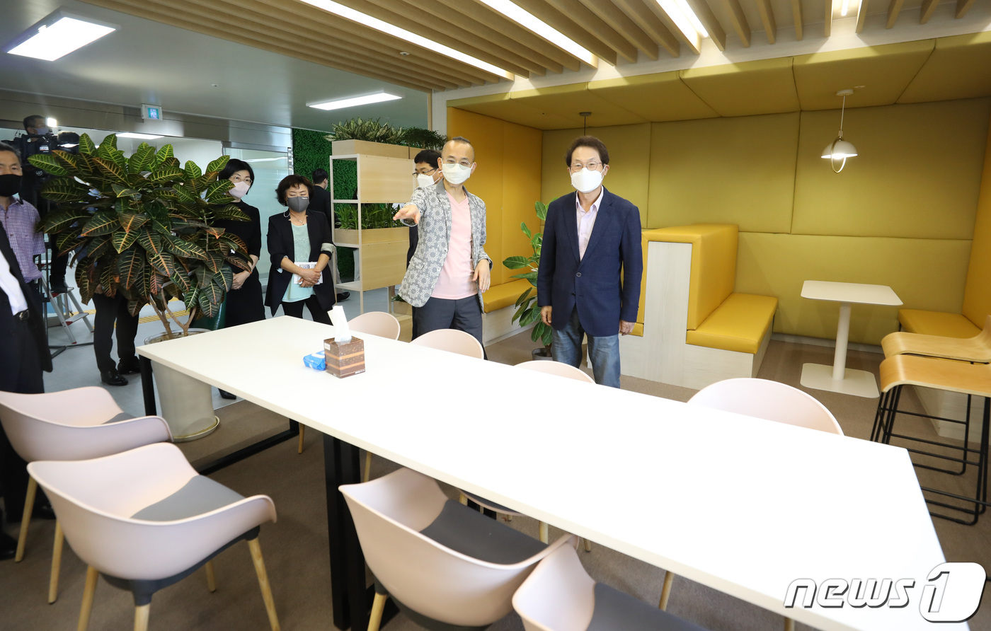 (서울=뉴스1) 박지혜 기자 = 조희연 서울교육감이 15일 오후 서울 종로구 서울시교육청 10층에 마련된 스마트오피스를 둘러보고 있다.서울시교육청은 오는 2024년 용산구 신청사 …