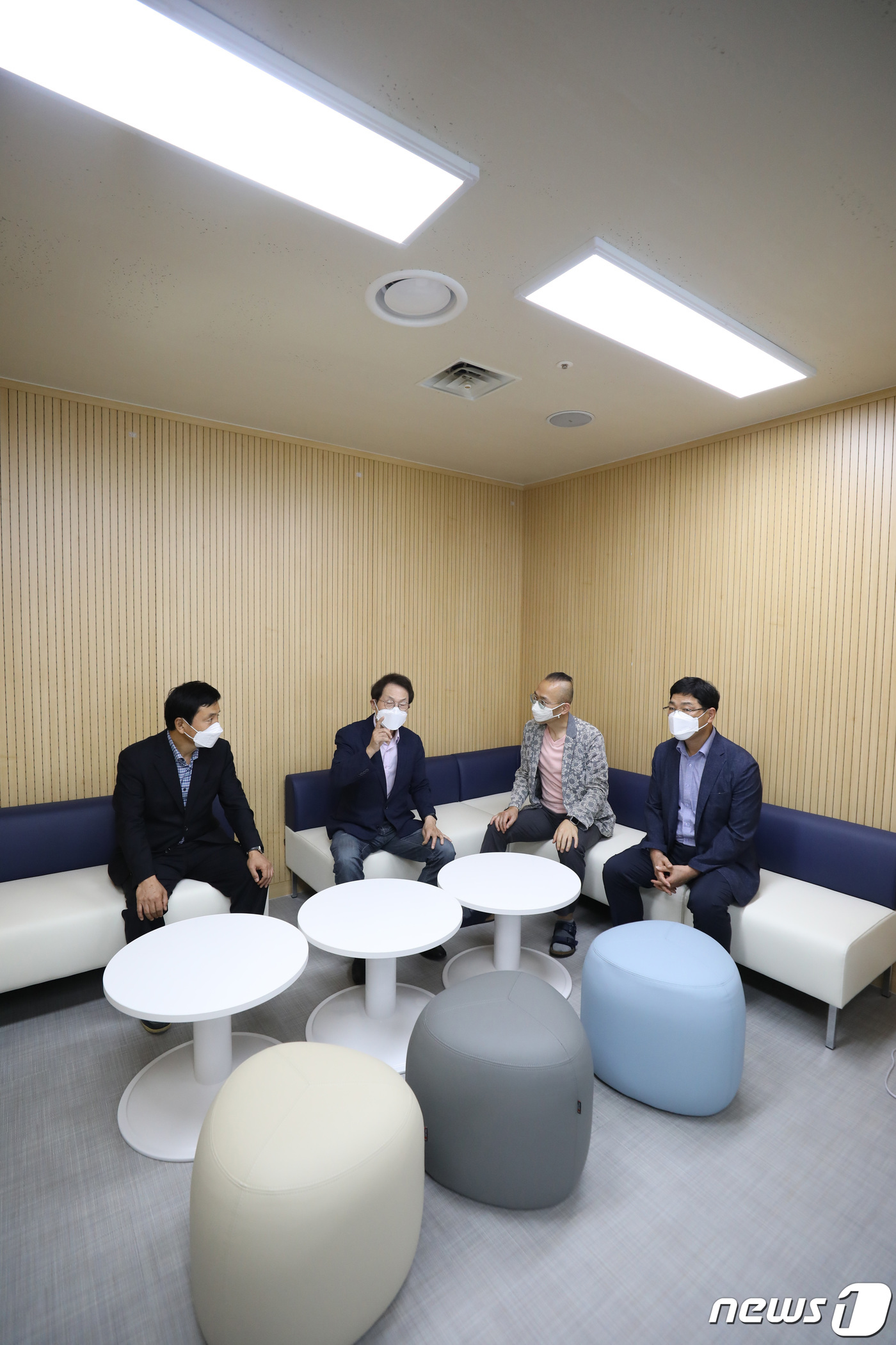 (서울=뉴스1) 박지혜 기자 = 조희연 서울교육감이 15일 오후 서울 종로구 서울시교육청 10층에 마련된 스마트오피스를 둘러보고 있다.서울시교육청은 오는 2024년 용산구 신청사 …