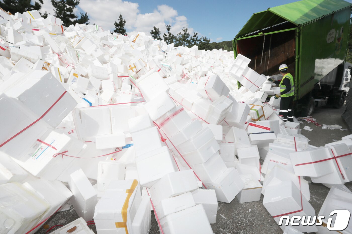 본문 이미지 - 추석 연휴를 사흘 앞둔 15일 오후 경기도 수원시자원순환센터에 선물 및 식품 포장 용기로 사용 후 배출된 스티로폼 상자들이 쌓여있다. 2021.9.15/뉴스1 ⓒ News1 조태형 기자
