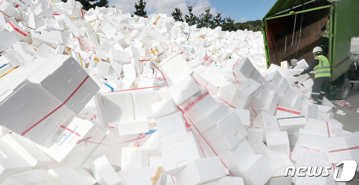본문 이미지 - 추석 연휴를 사흘 앞둔 15일 오후 경기도 수원시자원순환센터에 선물 및 식품 포장 용기로 사용 후 배출된 스티로폼 상자들이 쌓여있다. 2021.9.15/뉴스1 ⓒ News1 조태형 기자