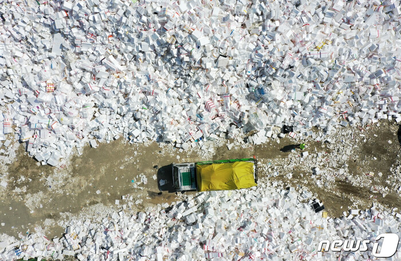 본문 이미지 - 추석 연휴를 사흘 앞둔 15일 오후 경기도 수원시자원순환센터에 선물 및 식품 포장 용기로 사용 후 배출된 스티로폼 상자들이 쌓여있다. 2021.9.15/뉴스1 ⓒ News1 조태형 기자