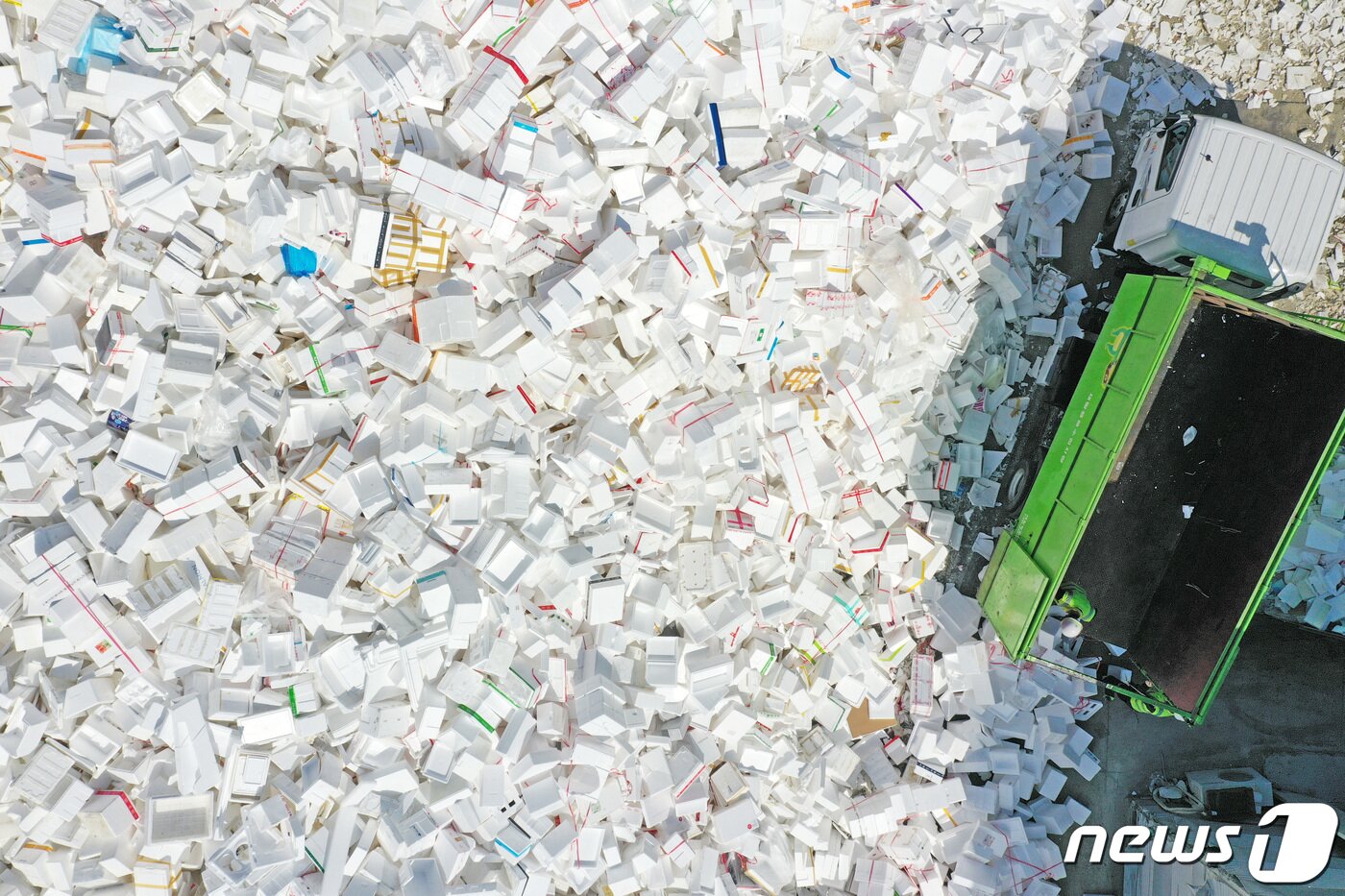 본문 이미지 - 추석 연휴를 사흘 앞둔 15일 오후 경기도 수원시자원순환센터에 선물 및 식품 포장 용기로 사용 후 배출된 스티로폼 상자들이 쌓여있다. 2021.9.15/뉴스1 ⓒ News1 조태형 기자