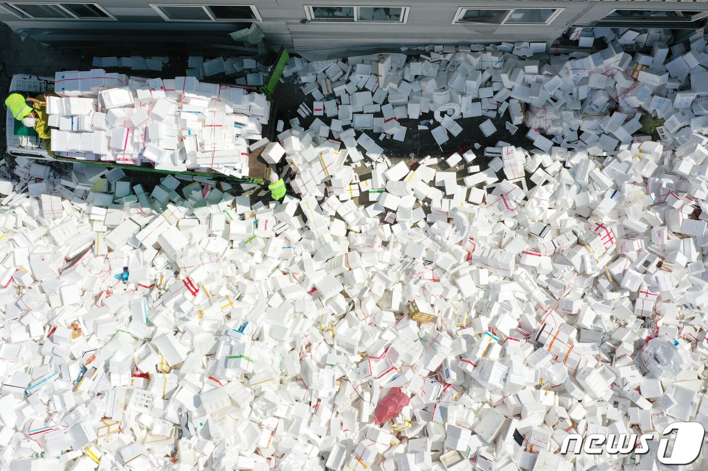 본문 이미지 - 추석 연휴를 사흘 앞둔 15일 오후 경기도 수원시자원순환센터에 선물 및 식품 포장 용기로 사용 후 배출된 스티로폼 상자들이 쌓여있다. 2021.9.15/뉴스1 ⓒ News1 조태형 기자