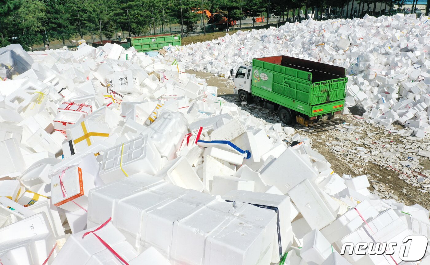 본문 이미지 - 추석 연휴를 사흘 앞둔 15일 오후 경기도 수원시자원순환센터에 선물 및 식품 포장 용기로 사용 후 배출된 스티로폼 상자들이 쌓여있다. 2021.9.15/뉴스1 ⓒ News1 조태형 기자