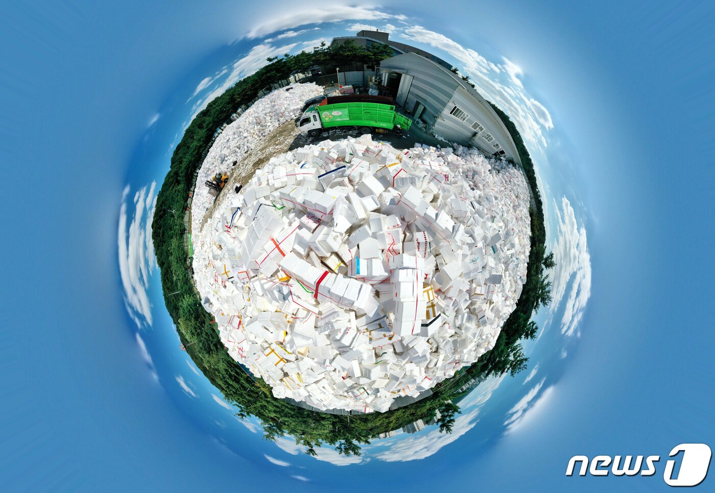 본문 이미지 - 추석 연휴를 사흘 앞둔 15일 오후 경기도 수원시자원순환센터에 선물 및 식품 포장 용기 등으로 사용 후 배출된 스티로폼 상자들이 쌓여있다. 2021.9.15/뉴스1 ⓒ News1 조태형 기자