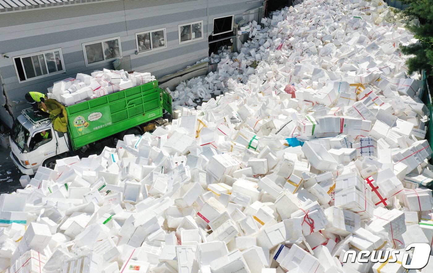 본문 이미지 - 추석 연휴를 사흘 앞둔 15일 오후 경기도 수원시자원순환센터에 선물 및 식품 포장 용기로 사용 후 배출된 스티로폼 상자들이 쌓여있다. 2021.9.15/뉴스1 ⓒ News1 조태형 기자