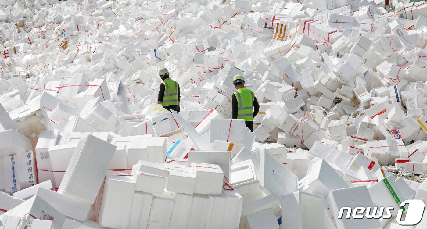 본문 이미지 - 추석 연휴를 사흘 앞둔 15일 오후 경기도 수원시자원순환센터에 선물 및 식품 포장 용기로 사용 후 배출된 스티로폼 상자들이 쌓여있다. 2021.9.15/뉴스1 ⓒ News1 조태형 기자