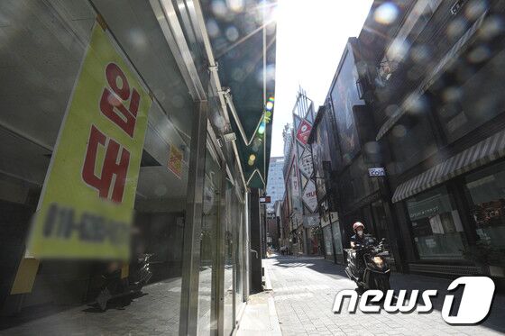 코로나19 이후 일평균 1000여개 매장이 폐업했다. 전국자영업자비상대책위는 지난 14일 기자회견에서 “지난 1년 6개월 동안 자영업자들은 66조가 넘는 빚을 떠안아 이같은 결과가 발생했다