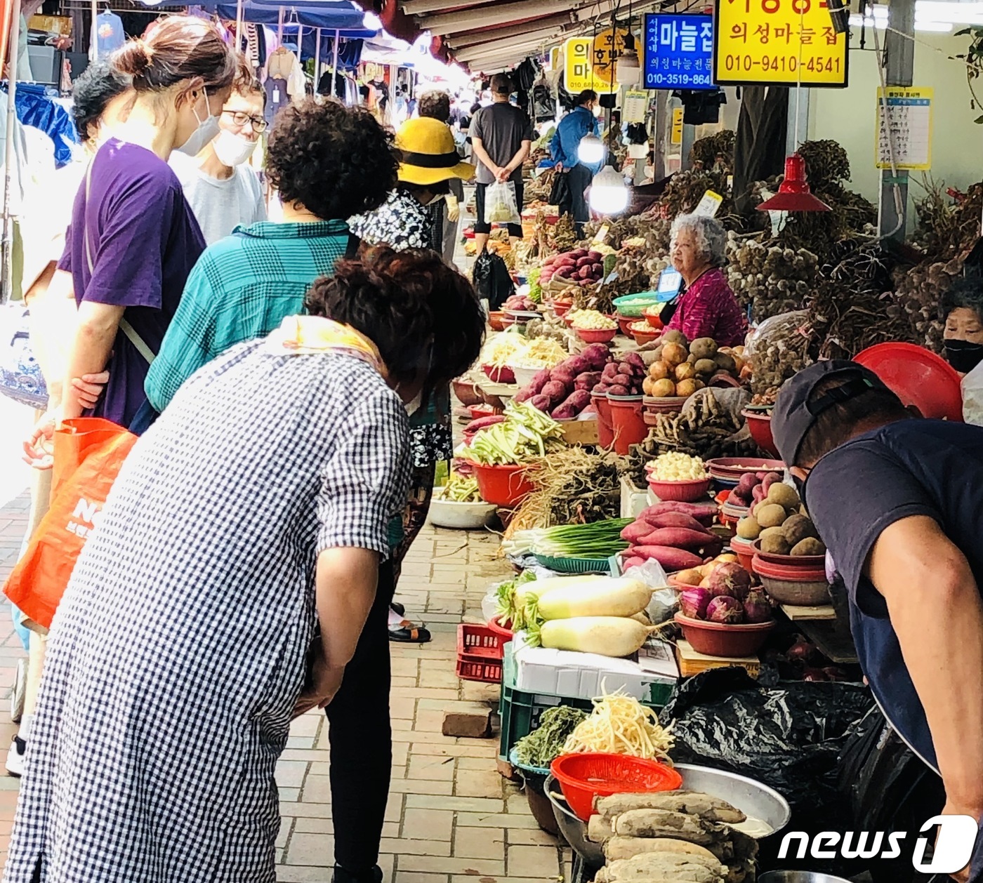 (대구=뉴스1) 남승렬 기자 = 추석 명절 연휴를 사흘 앞둔 15일 오후 대구 서문시장이 차례상에 올릴 제수용품을 나온 시민들로 붐비고 있다. 2021.9.15/뉴스1