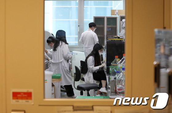15일 오후 경기도 성남시 SK바이오사이언스 판교연구소에서 연구원들이 코로나19 토종 백신 연구를 하고 있다. <br />박세연 기자