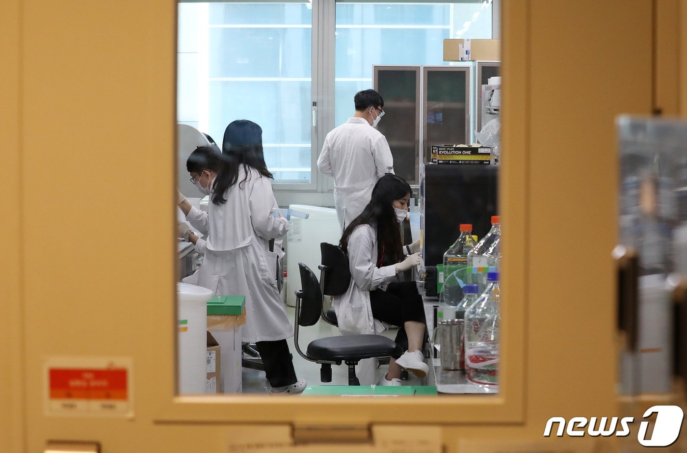 본문 이미지 - 15일 오후 경기도 성남시 SK바이오사이언스 판교연구소에서 연구원들이 코로나19 토종 백신 연구를 하고 있다.박세연 기자