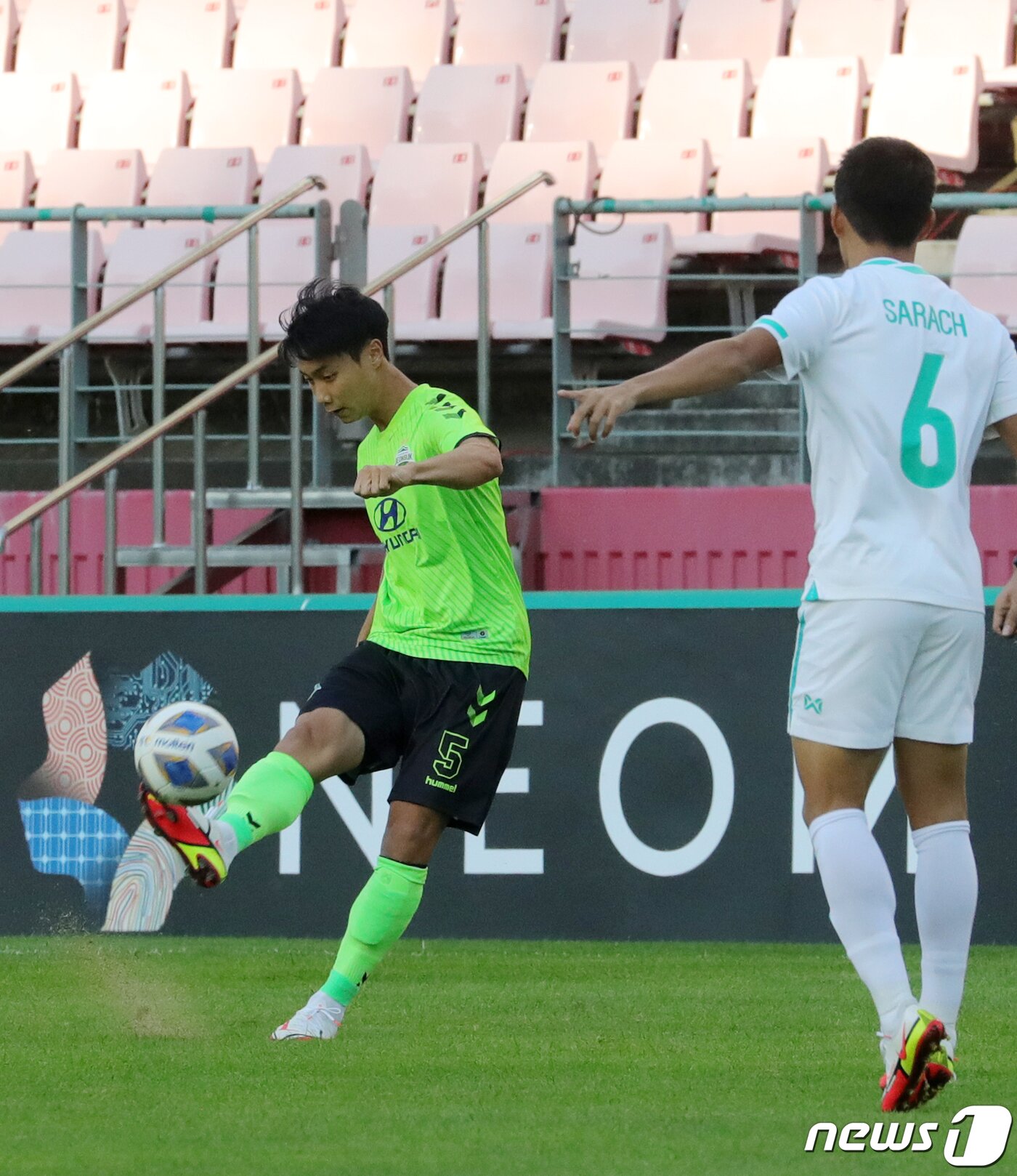 본문 이미지 - 15일 전북 전주시 전주월드컵경기장에서 열린 아시아축구연맹 침피언스리그(ACL) 16강전 전북현대와 BG빠툼의 경기에서 전북현대 백승호가 프리킥을 차고 있다. 2021.9.15/뉴스1 ⓒ News1 유경석 기자