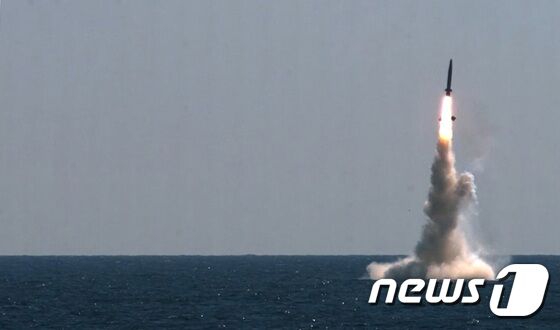 우리나라가 자체 개발한 잠수함발사탄도미사일(SLBM)의 잠수함 발사시험이 15일 국내 최초로 성공했다. 이날 악천후 속에서 실시된 SLBM의 잠수함 발사시험 성공은 세계 7번째다. 사진은 15일 도산안창호함에 탑재돼 수중에서 발사되는 SLBM 발사 모습. (국방부 제공) 이성철 기자