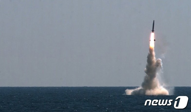 본문 이미지 - 우리나라가 자체 개발한 잠수함발사탄도미사일(SLBM)의 잠수함 발사시험이 15일 국내 최초로 성공했다. 이날 악천후 속에서 실시된 SLBM의 잠수함 발사시험 성공은 세계 7번째다. 사진은 15일 도산안창호함에 탑재돼 수중에서 발사되는 SLBM 발사 모습. (국방부 제공) 이성철 기자