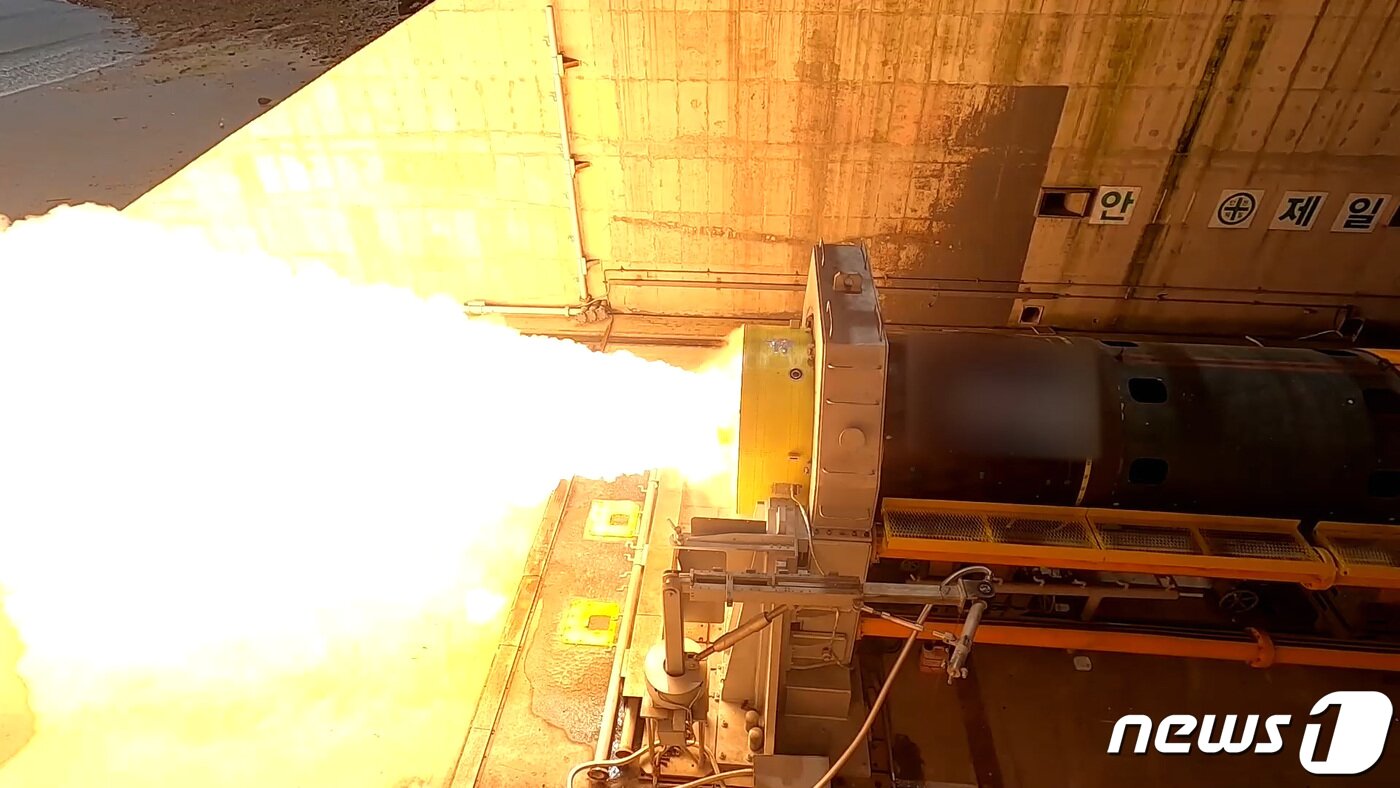 본문 이미지 - 국방과학연구소(ADD)가 지난 7월 우주 발사체용 고체연료 추진기관 연소시험에 성공했다. (국방부 제공) 2021.9.15/뉴스1 ⓒ News1