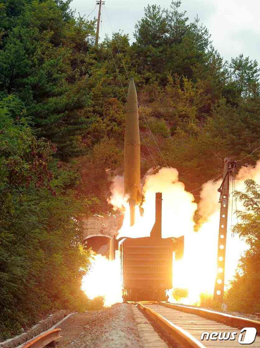 (평양 노동신문=뉴스1) = 북한이 15일 철도기동미사일연대 검열사격 훈련을 진행했다. [국내에서만 사용가능. 재배포 금지. DB 금지. For Use Only in the Republic of Korea. Redistribution Prohibited] rodongphoto@news1.kr