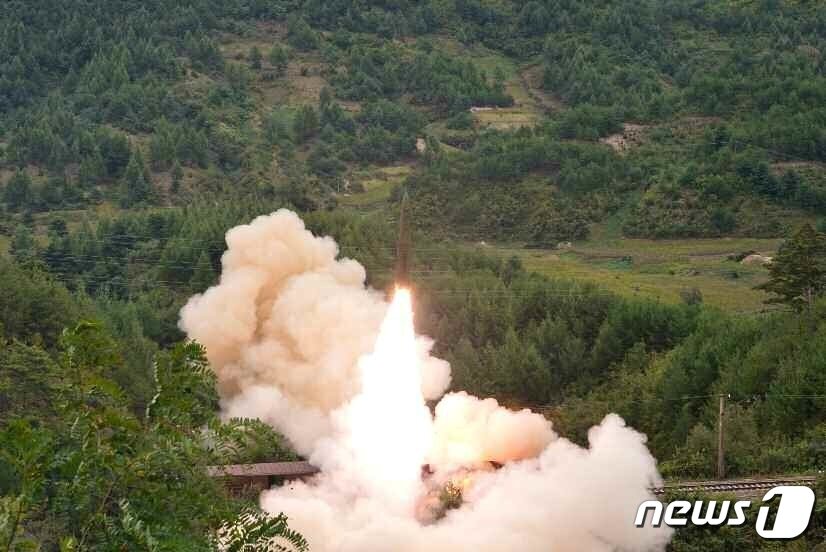 본문 이미지 - &#40;평양 노동신문=뉴스1&#41; = 북한이 15일 철도기동미사일연대 검열사격 훈련을 진행했다고 노동당 기관지 노동신문이 16일 보도했다. 김정은 당 총비서는 참석하지 않았다. 사진은 신문이 공개한 미사일 발사 장면으로 열차에 설치된 발사대에서 미사일이 발사되고 있다. 합동참모본부는 전날 북한이 두 발의 단거리 탄도미사일을 발사했다고 밝힌 바 있다. [국내에서만 사용가능. 재배포 금지. DB 금지. For Use Only in the Republic of Korea. Redistribution Prohibited] rodongphoto@news1.kr