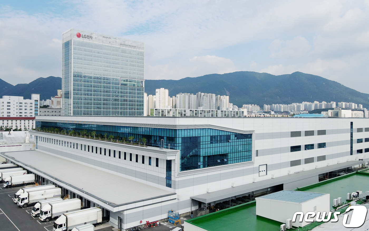 (서울=뉴스1) = LG전자가 글로벌 생활가전 사업의 핵심 생산기지인 경남 창원사업장에 총 8000억원을 투자해 지능형 자율공장 체제로 본격 전환한다고 16일 밝혔다.LG전자는 경 …