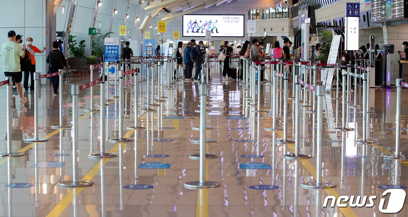 본문 이미지 - 서울 강서구 김포국제공항 국내선 청사 출발장2021.9.16/뉴스1 ⓒ News1 안은나 기자