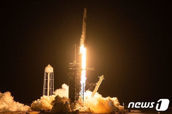 미국 스페이스X의 우주선 '크루 드래건'을 탑재한 팰컨9 로켓이 15일(현지시간) 플로리다주 케이프 커내버럴의 케네디 우주센터에서 민간인 우주 관광단 4명을 태우고 지구 궤도를 돌기 위해 발사되고 있다. AFP