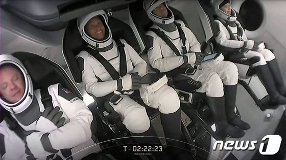 15일(현지시간) 플로리다주 케이프 커내버럴의 케네디 우주센터에서 민간인 우주 관광단 4명이 지구 궤도를 돌기 위해 스페이스X의 우주선 '크루 드래건'에 탑승을 하고 있다. AFP