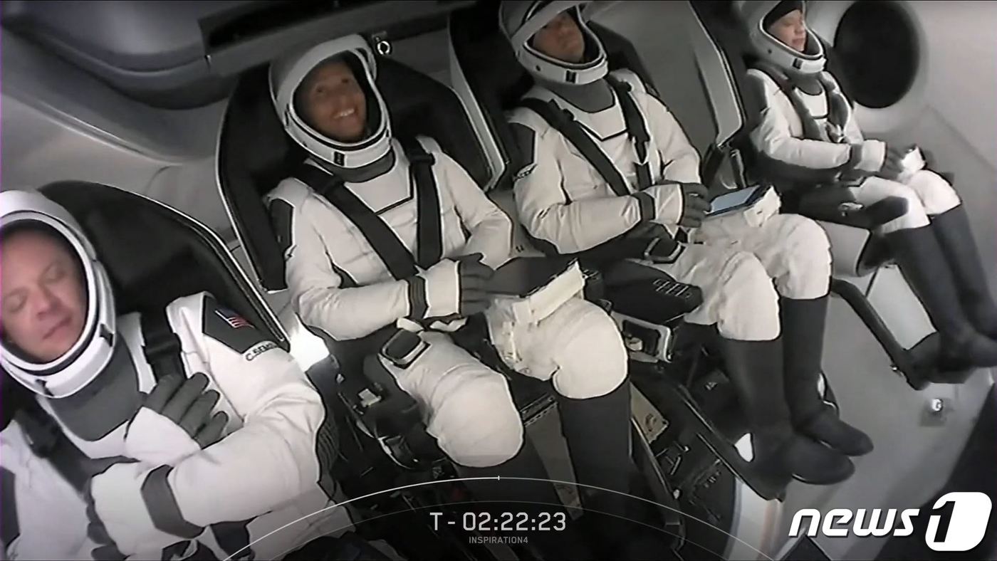 본문 이미지 - 지난해 9월15일(현지시간) 플로리다주 케이프 커내버럴의 케네디 우주센터에서 민간인 우주 관광단 4명이 지구 궤도를 돌기 위해 스페이스X의 우주선 '크루 드래건'에 탑승하고 있다. ⓒ AFP=뉴스1 ⓒ News1 우동명 기자