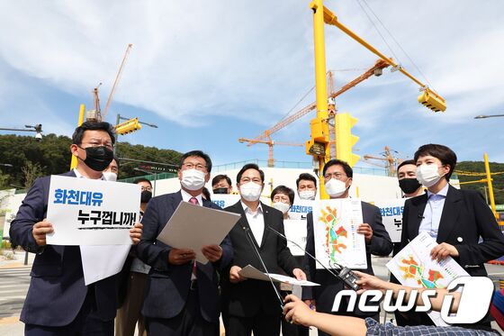 국민의힘 이재명 경기도지사 대장동 게이트 진상조사TF 이헌승 위원장이 16일 오후 성남시 대장동 현장을 둘러보며 발언하고 있다. (왼쪽부터) 김형동, 이헌승 TF위원장, 박수영, 송석준, 김은혜 의원. 국회사진취재단