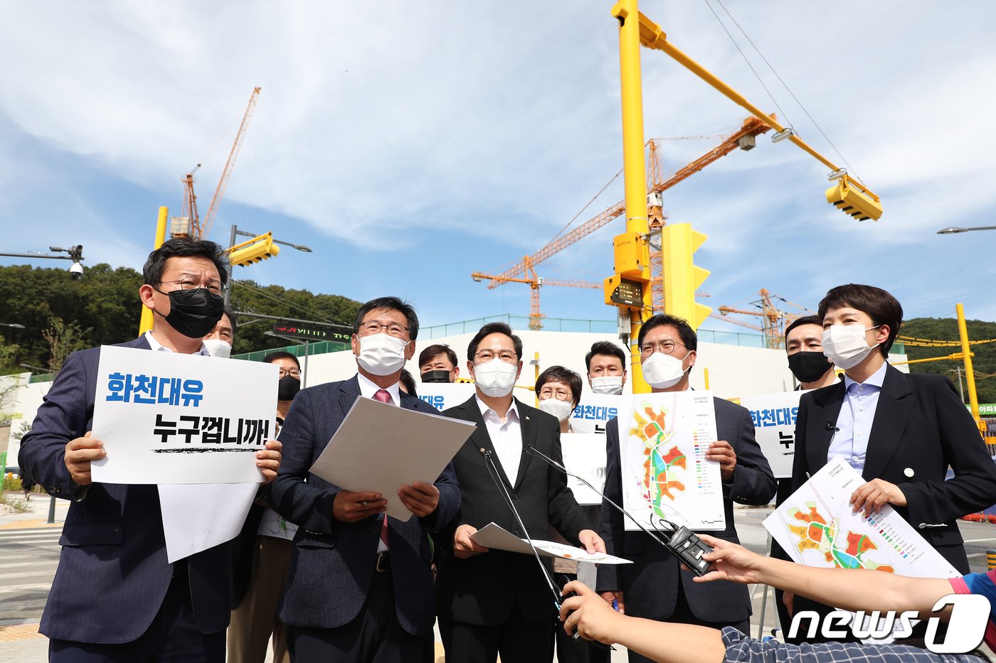 본문 이미지 - 국민의힘 이재명 경기도지사 대장동 게이트 진상조사TF 이헌승 위원장이 16일 오후 성남시 대장동 현장을 둘러보며 발언하고 있다. (왼쪽부터) 김형동, 이헌승 TF위원장, 박수영, 송석준, 김은혜 의원. 국회사진취재단