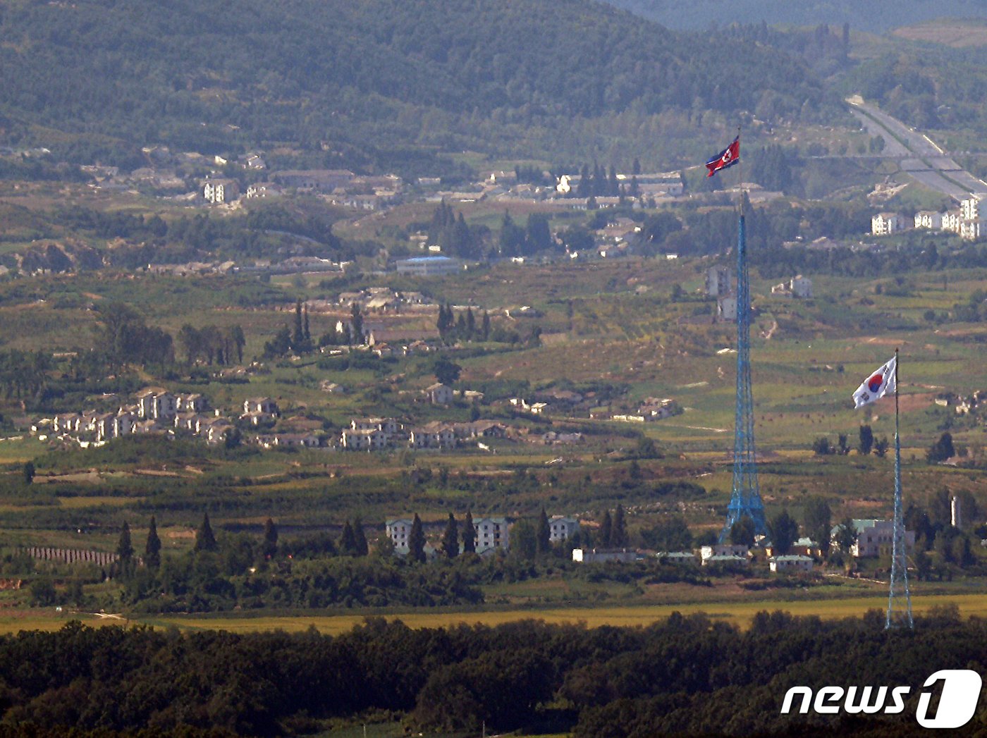 본문 이미지 - 16일 경기 파주시 접경지역에서 바라본 북측 기정동 마을과 남측 대성동 마을에 각각 인공기와 태극기가 펄럭이고 있다. 남북이 상대방에 대한 일체의 적대행위를 전면 중지하기로 한 9·19 남북군사합의 체결 3주년을 앞두고 한반도에 군비경쟁 양상이 펼쳐지고 있다. 신웅수 기자