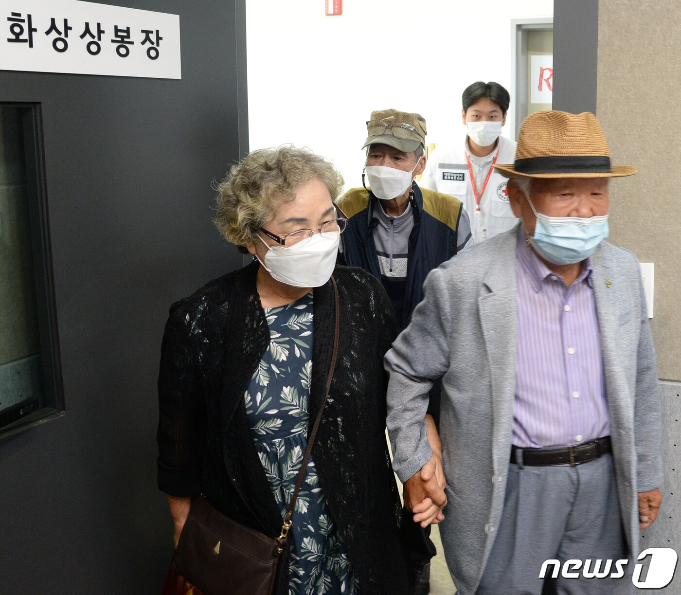 본문 이미지 - 16일 전북 전주시 대한적십자사 전북지사에서 열린 '이산가족 화상상봉장 시범운영'에 참가한 전북지역 이산가족들이 화상상봉장에 들어서고 있다. 2021.9.16/뉴스1 ⓒ News1 유경석 기자