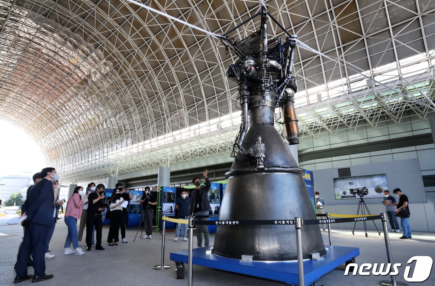 본문 이미지 - 한국형 발사체 '누리호'(KSLV-Ⅱ)에 적용된 75톤급 추력의 국산 액체연료 로켓엔진 KRE-075. 2021.9.16/뉴스1 ⓒ News1 김기태 기자