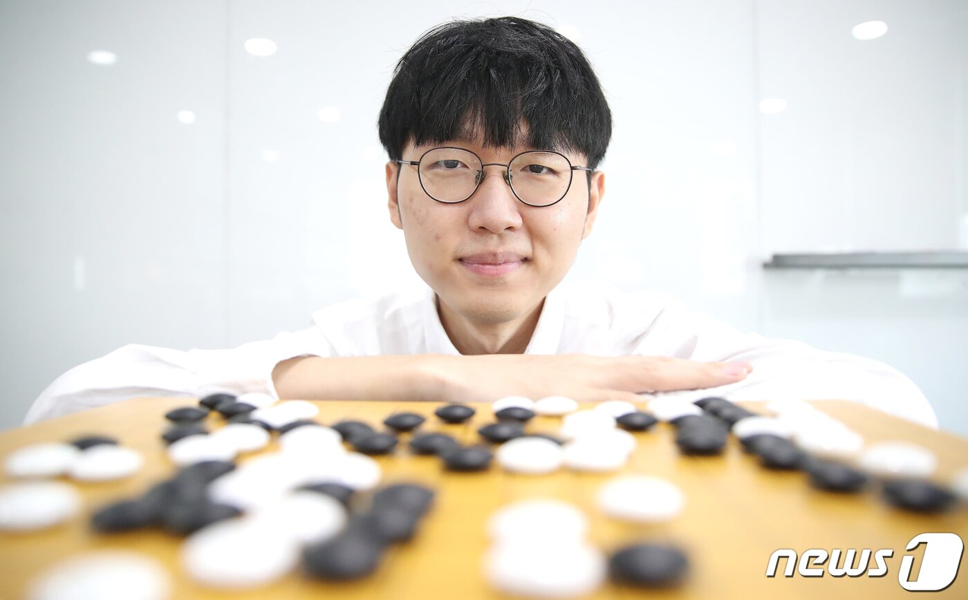 본문 이미지 - 바둑기사 신진서 9단이 16일 오후 서울 성동구 마장로 한국기원에서 뉴스1과 인터뷰에 앞서 우승을 차지한 제13회 춘란배 세계바둑선수권 결승3번기 2국을 복기하고 있다. 2021.9.16/뉴스1 ⓒ News1 임세영 기자
