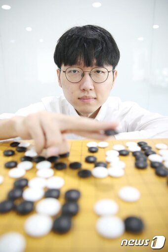 본문 이미지 - 바둑기사 신진서 9단이 16일 오후 서울 성동구 마장로 한국기원에서 뉴스1과 인터뷰에 앞서 우승을 차지한 제13회 춘란배 세계바둑선수권 결승3번기 2국을 복기하고 있다. 2021.9.16/뉴스1 ⓒ News1 임세영 기자