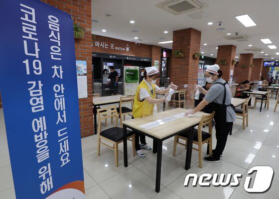 16일 오후 경기도 용인시 용인휴게소(인천방향) 푸드코너에서 관계자들이 코로나19 예방을 위해 방역작업을 하고 있다. 정부는 추석연휴인 17일부터 22일까지를 추석 특별교통대책기간으로 정하고 고속도로 휴게소 내 출입구 동선 분리 및 실내취식을 금지한다. 박세연 기자