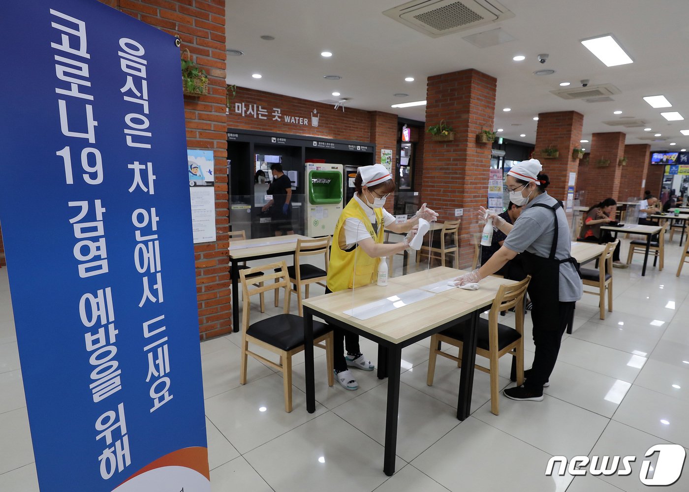 본문 이미지 - 16일 오후 경기도 용인시 용인휴게소(인천방향) 푸드코너에서 관계자들이 코로나19 예방을 위해 방역작업을 하고 있다. 정부는 추석연휴인 17일부터 22일까지를 추석 특별교통대책기간으로 정하고 고속도로 휴게소 내 출입구 동선 분리 및 실내취식을 금지한다. 박세연 기자