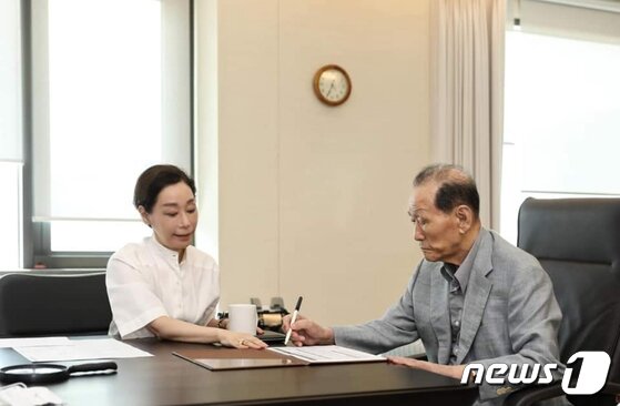 본문 이미지 - 구지은 부회장과 구자학 회장 모습. 아워홈 마곡 본사 집무실에서. (구지은 페이스북) ⓒ 뉴스1