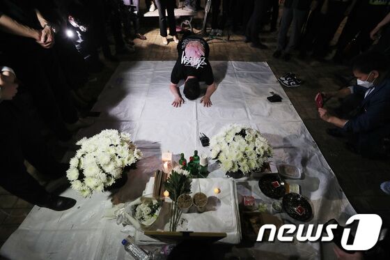 16일 오후 서울 영등포구 국회의사당역 3번출구 앞에 코로나19 장기화에 따른 정부의 영업제한으로 생활고에 시달려 극단선택을 한 자영업자를 추모하기 위한 임시분향소가 마련돼 자영업자들의 추모행렬이 이어지고 있다. 조태형 기자