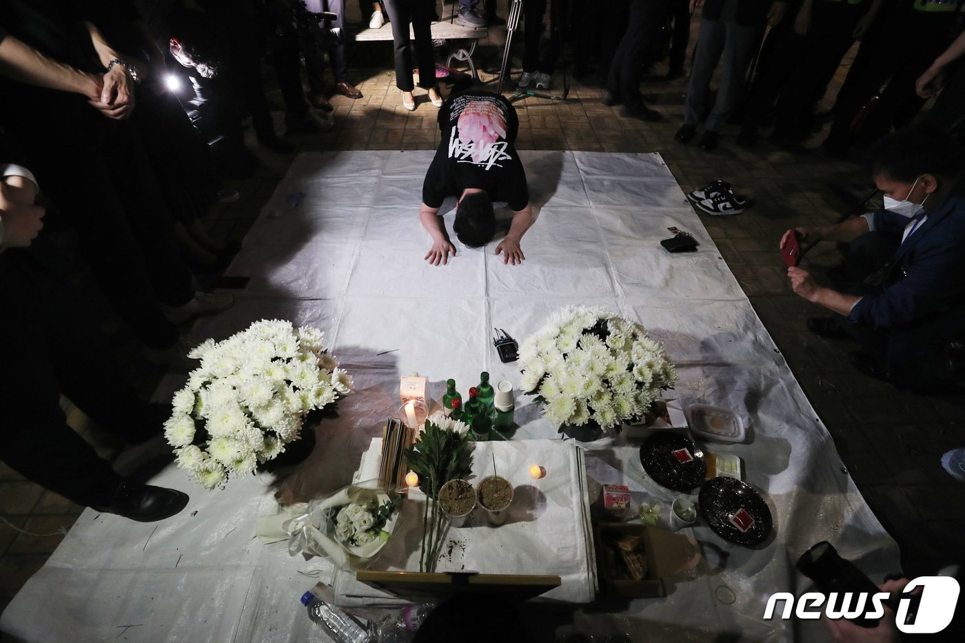 본문 이미지 - 16일 오후 서울 영등포구 국회의사당역 3번출구 앞에 코로나19 장기화에 따른 정부의 영업제한으로 생활고에 시달려 극단선택을 한 자영업자를 추모하기 위한 임시분향소가 마련돼 자영업자들의 추모행렬이 이어지고 있다. 조태형 기자